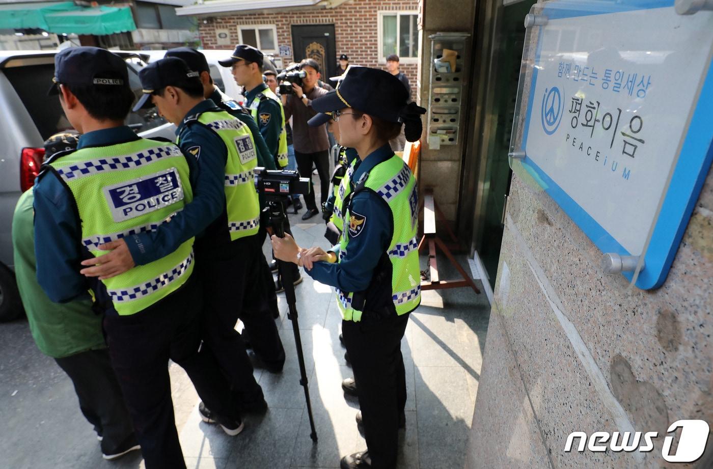 본문 이미지 - 경찰이 주한미대사관저를 월담해 기습 침입한 대학생진보연합 단체 관련 '평화 이음' 사무실을 압수수색에 나선 2019년10월22일 서울 성동구 '평화 이음'사무실 앞을 경찰병력이 통제하고 있다. 2019.10.22/뉴스1 ⓒ News1 박세연 기자