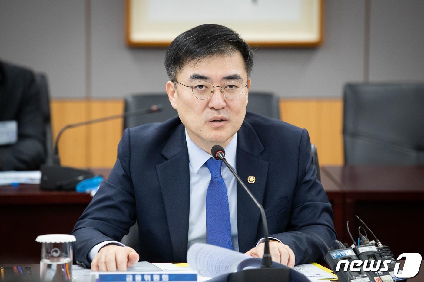 손병두 금융위원회 부위원장이 22일 서울 종로구 정부서울청사 금융위원회에서 소비자단체와 보험업계 담당자들이 참석한 가운데 보험약관 제도개선 점검 간담회를 하고 있다. (금융위원회 제공) 2019.10.22/뉴스1