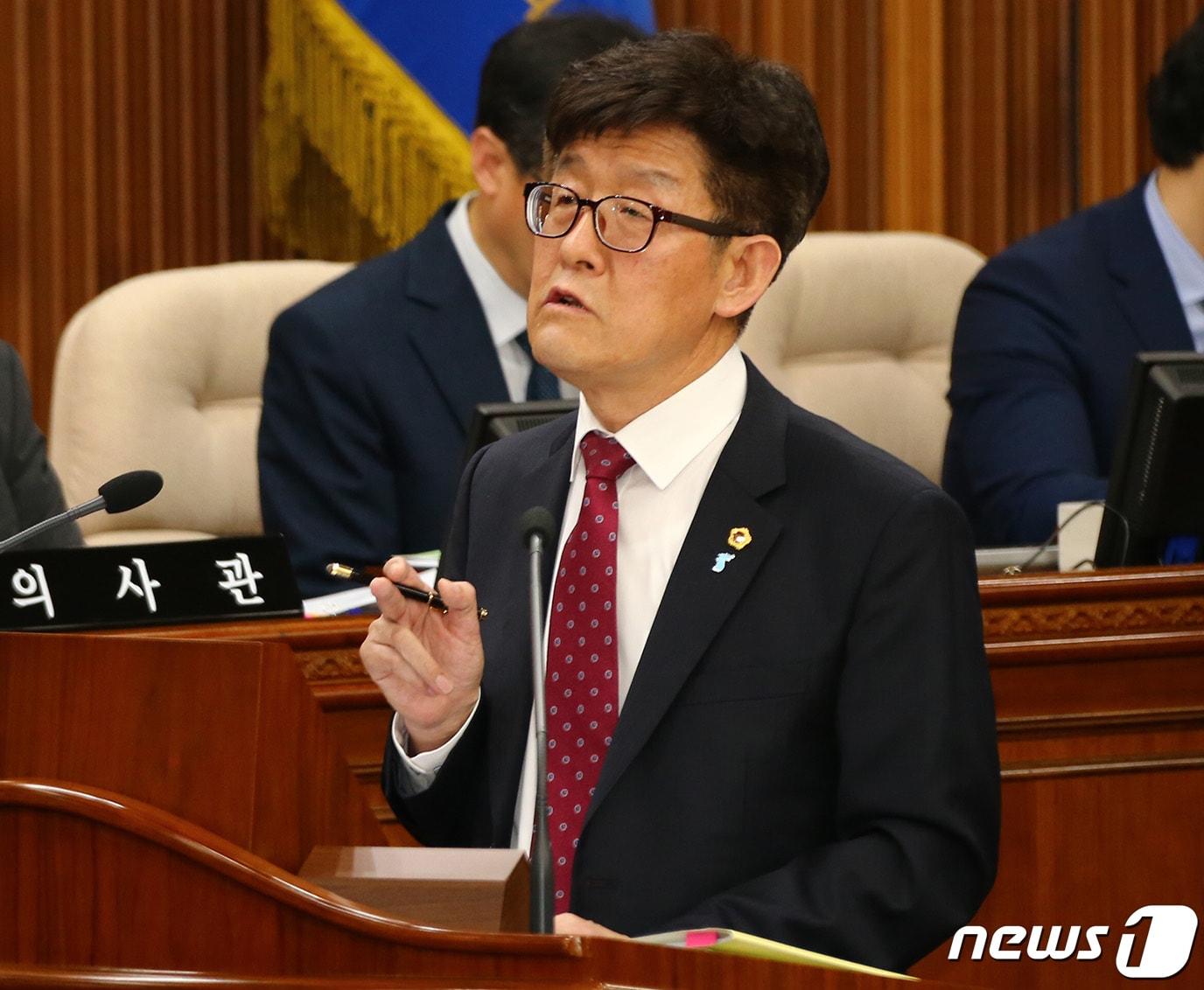 본문 이미지 - 원태경 강원도의원이 22일 강원도의회에서 열린 제2차 본회의에서 집행부를 상대로 질의를 하고 있다. (강원도의회 제공) 2019.10.22/뉴스1 ⓒ News1