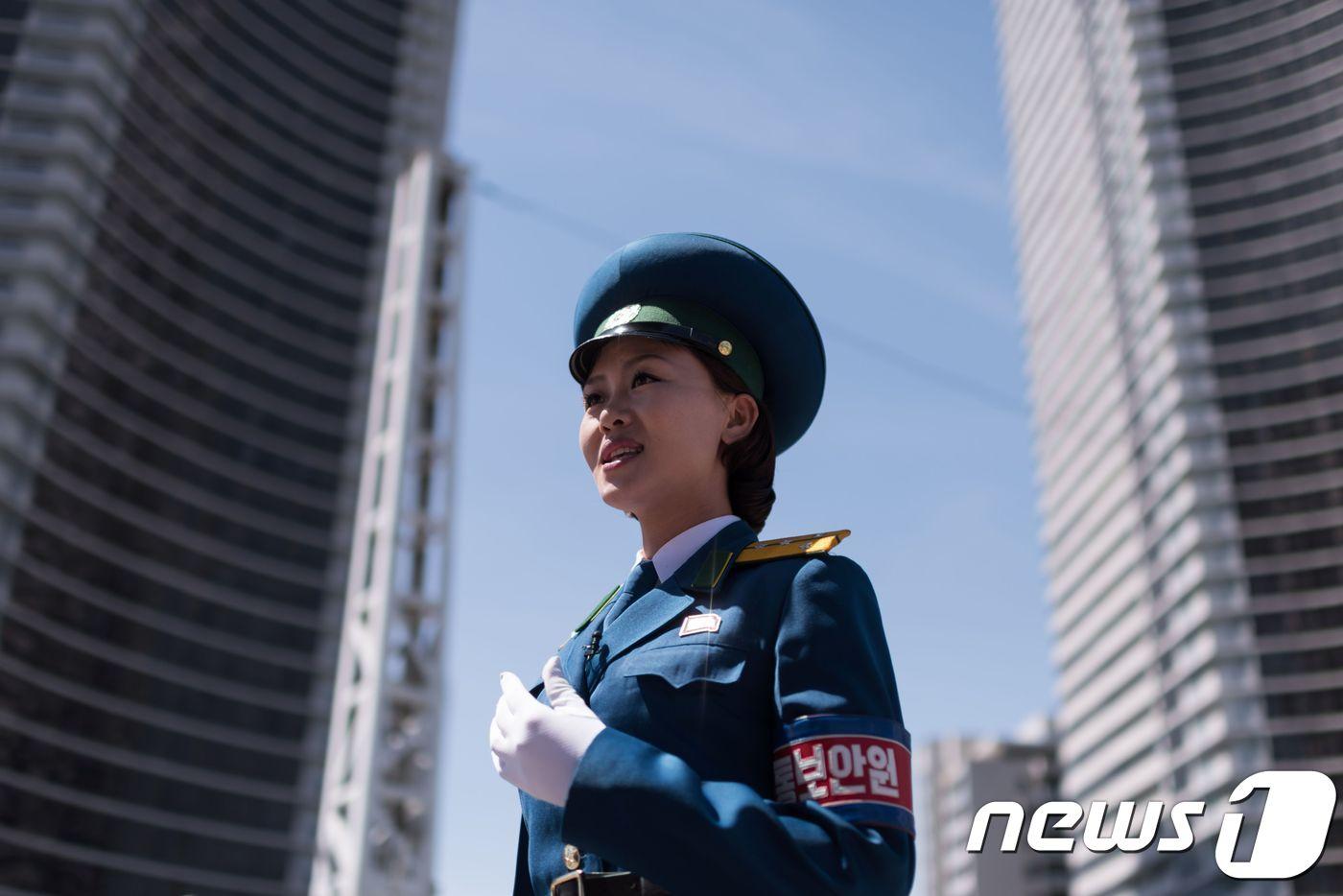 북한 평양시내의 여성 교통보안원. 2017년 5월 촬영. ⓒ AFP=뉴스1