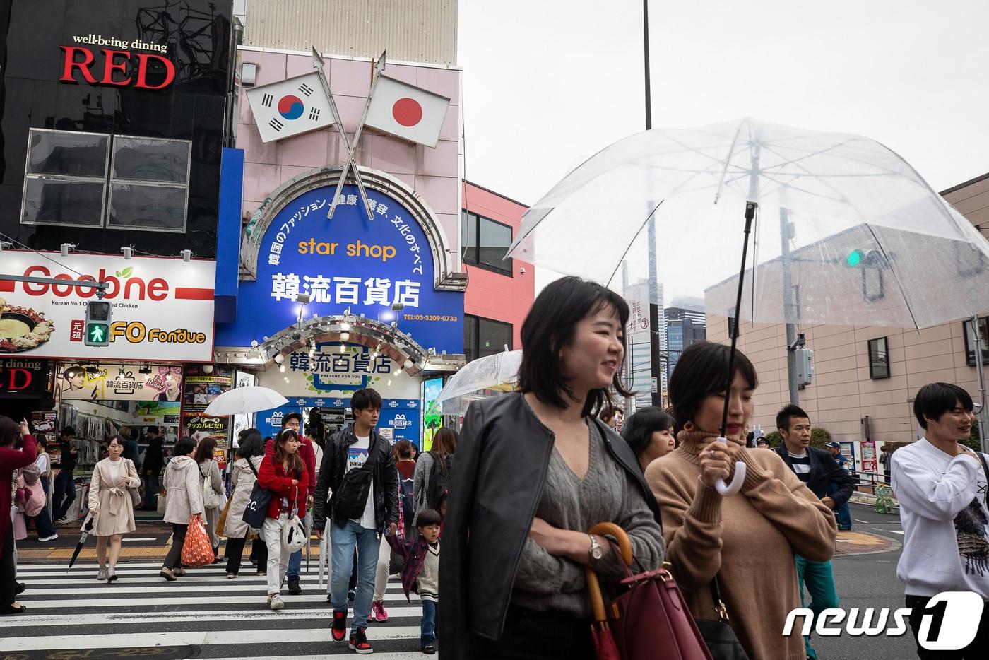 코로나19 이전 일본 도쿄 신주쿠 신오쿠보역 인근 한인타운이 일본 시민들과 관광객들로 붐비고 있는 모습. 2019.10.22/뉴스1 ⓒ News1 