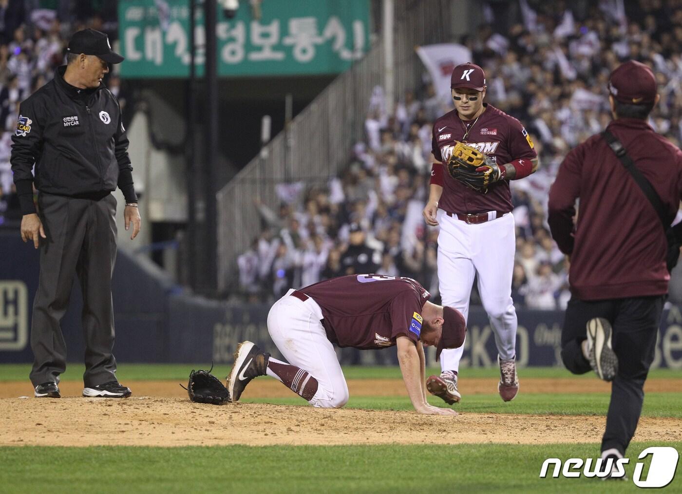 본문 이미지 -  포수 박동원의 송구에 턱 부분을 맞은 선발투수 요키시 . 2019.10.22/뉴스1 ⓒ News1 신웅수 기자