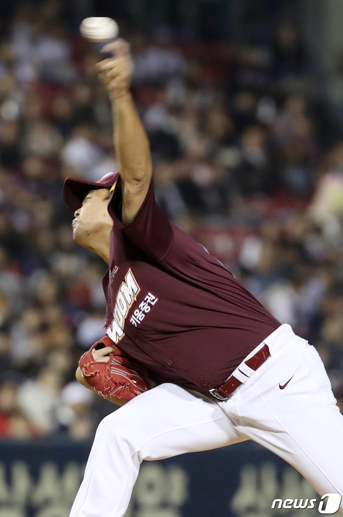 본문 이미지 - 한국시리즈에서 역투하고 있는 키움 히어로즈 이영준. /뉴스1 ⓒ News1 이동해 기자