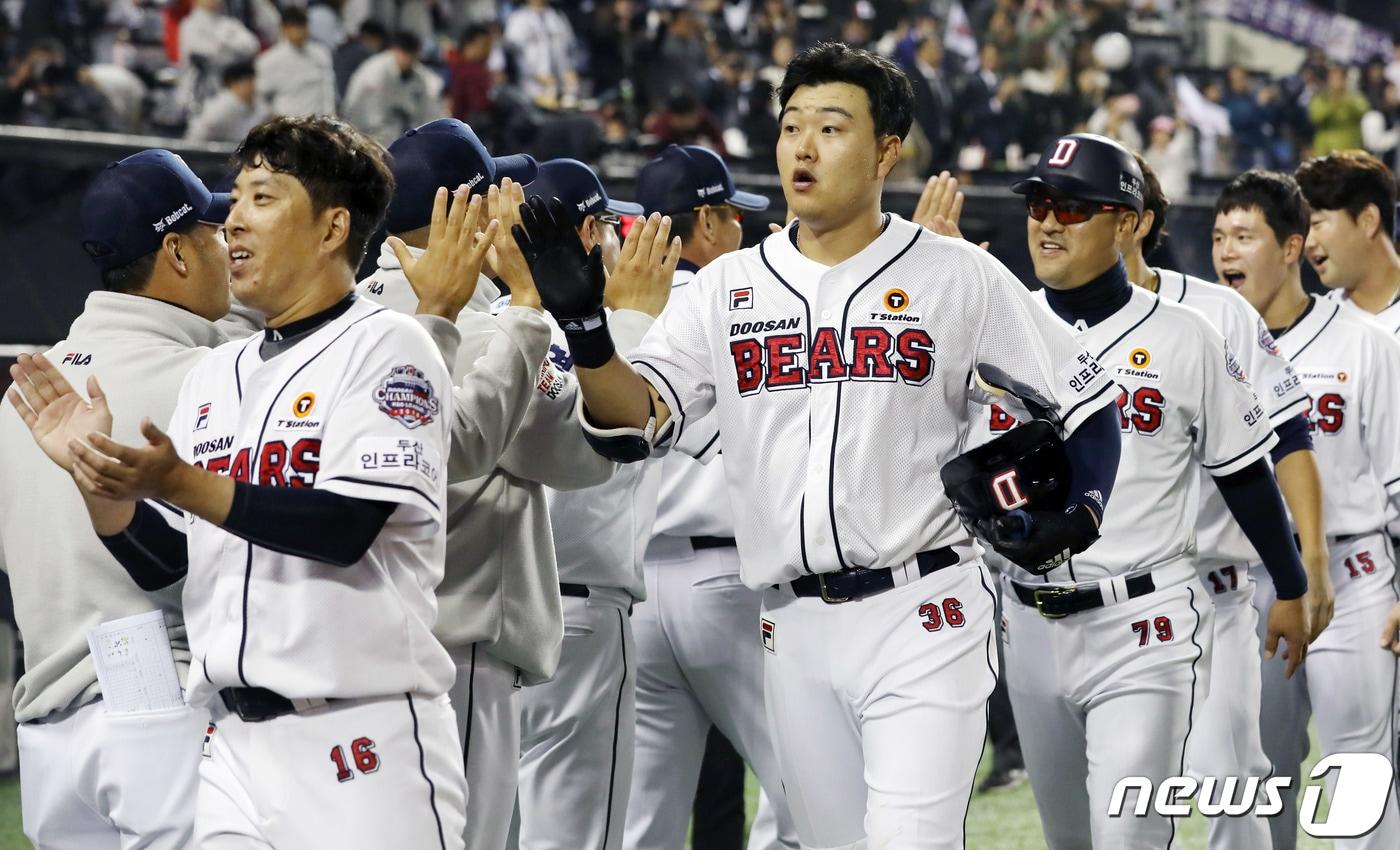 22일 오후 서울 잠실야구장에서 열린 프로야구 2019 신한은행 마이카 KBO리그 한국시리즈 1차전 키움 히어로즈와 두산 베어스의 경기, 9회말 1사 만루 두산 오재일의 끝내기 적시타에 승리를 거뒀다. 2019.10.22/뉴스1 ⓒ News1 이동해 기자