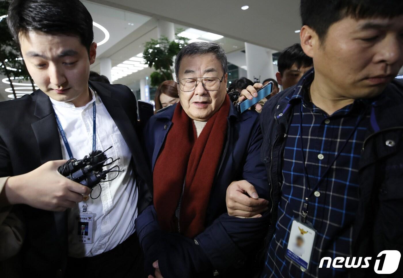 본문 이미지 - 비서 성추행 및 가사도우미 성폭행 혐의 등을 받고 있는 김준기 전 동부그룹(현 DB그룹) 회장이 23일 새벽 인천공항을 통해 미국에서 귀국하고 있다. 2019.10.23/뉴스1 ⓒ News1 구윤성 기자