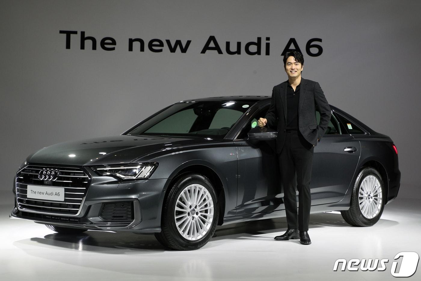 본문 이미지 - 배우 이진욱이 23일 서울 중구 반얀트리 클럽&스파 서울에서 '더 뉴 아우디 A6 45 TFSI 콰트로'를 소개하고 있다. 이번에 출시한 8세대 'A6'는 두가지 라인업으로 출시되며 '더 뉴 아우디 A6 45 TFSI 콰트로'가 66,797,000원, '더 뉴 아우디 A6 45 TFSI 콰트로 프리미엄'이 70,724,000원이다. 2019.10.23/뉴스1 ⓒ News1 황기선 기자
