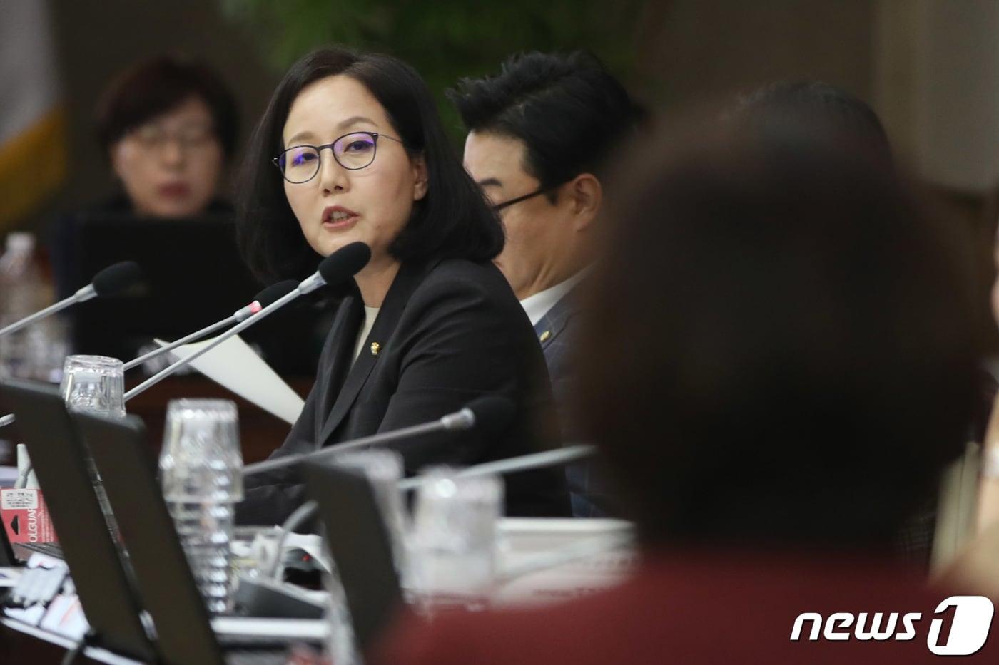 본문 이미지 - 김현아 자유한국당 의원이 23일 오전 서울 종로구 정부서울청사에서 열린 국회 여성가족위원회의 여성가족부 등에 대한 국정감사에서 질의하고 있다.2019.10.23/뉴스1 ⓒ News1 이광호 기자