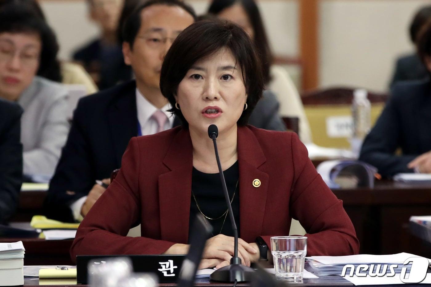본문 이미지 - 김희경 여가부 차관이 23일 오전 서울 종로구 정부서울청사에서 열린 국회 여성가족위원회의 여성가족부 등에 대한 국정감사에 출석해 김현아 자유한국당 의원의 질의에 답하고 있다.2019.10.23/뉴스1 ⓒ News1 이광호 기자