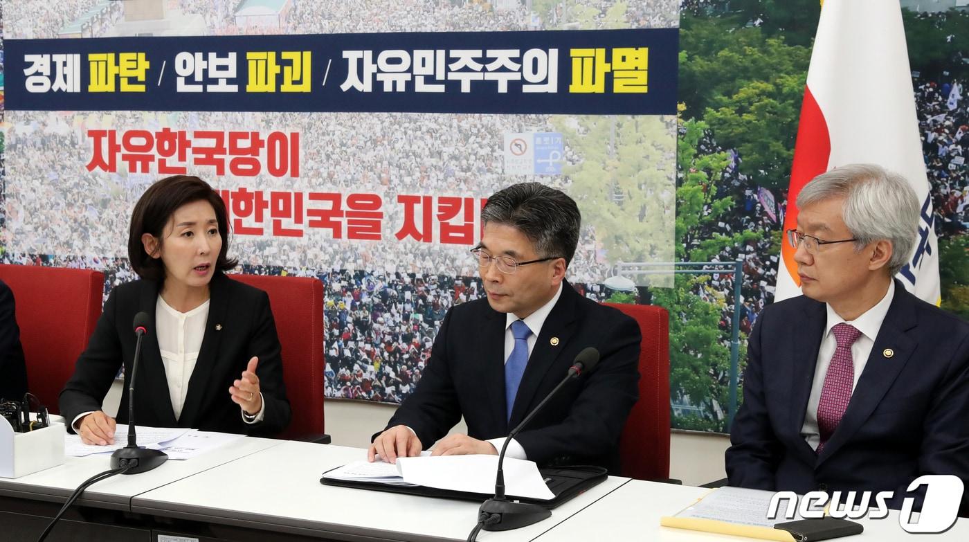 본문 이미지 - 나경원 자유한국당 원내대표가 23일 서울 여의도 국회 자유한국당 원내대표실을 찾아온 민갑룡 경찰청장 및 이태호 외교부 2차관과 대화하고 있다. 왼쪽은 이채익 의원. 나경원 원내대표는 이자리에서 "문정인 특보의 발언 직후 한국대학생진보연합 단체 회원들이 미국 대사관저에 침입했다＂며, ＂한국대학생진보연합 압수수색 과정 보면서 경찰이 외국공관 보호할 의무 다했는지 국민들은 공감하기 어렵다＂고 말했다. 2019.10.23/뉴스1 ⓒ News1 이종덕 기자