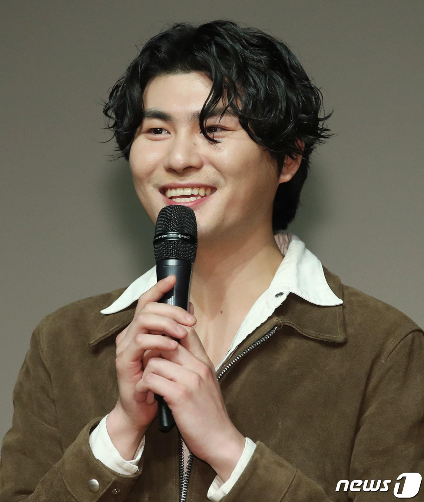 본문 이미지 - 가수 카더가든(본명 차정원)이 23일 오후 서울 청담동 일지아트홀에서 열린 정규 2집 앨범 ‘C’ 발매 기념 음감회에 참석해 인사말을 하고 있다. 2019.10.23/뉴스1 ⓒ News1 권현진 기자