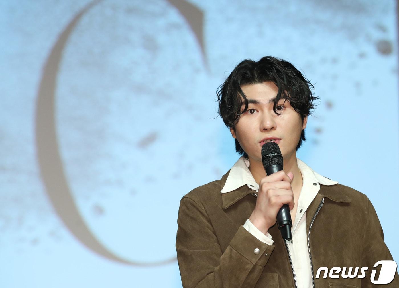 본문 이미지 - 가수 카더가든(본명 차정원)이 23일 오후 서울 청담동 일지아트홀에서 열린 정규 2집 앨범 ‘C’ 음감회에 참석해 인사말을 하고 있다. 2019.10.23/뉴스1 ⓒ News1 권현진 기자