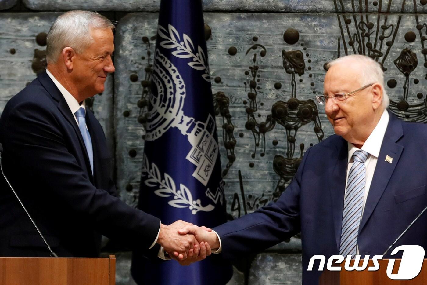 레우벤 리블린 이스라엘 대통령이 23일(현지시간) 이스라엘 중도정당인 청백당의 베니 간츠 대표에게 연립정부 구성권한을 부여했다. ⓒ 로이터=뉴스1