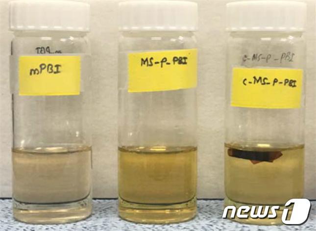 본문 이미지 - 160 ℃에서 85 중량 % 인산 용액에 가열된 고분자막. 맨오른쪽이 이번 개발된 고분자막으로, 용해되지 않았다.ⓒ 뉴스1