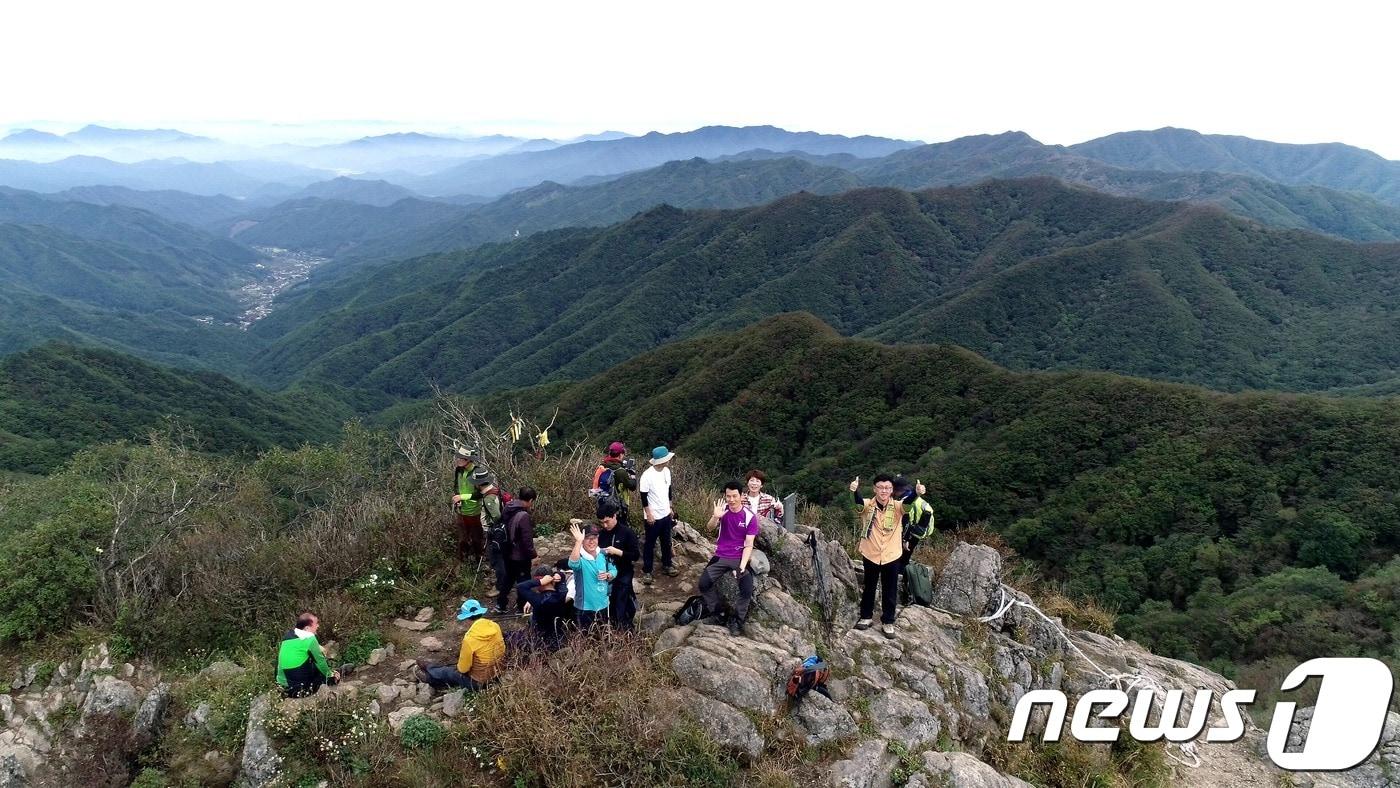 본문 이미지 - 24일 오색단풍으로 물들어 가는 충북 영동군의 명산들이 가을 등산객들을 유혹하고 있다. 사진은 충북, 경북, 전북 3도에 걸쳐 있는 민주지산 석기봉의 모습(영동군 제공).2019.10..24..ⓒ 뉴스1