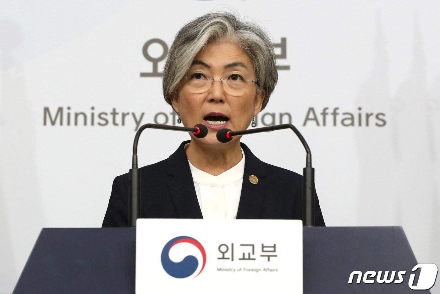 본문 이미지 - 강경화 외교부장관이 24일 오전 서울 도렴동 외교부청사에서 외교 현안 관련 브리핑을 하고 있다.2019.10.24/뉴스1 ⓒ News1 이광호 기자