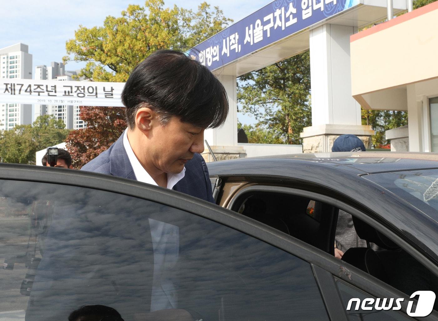 본문 이미지 - 조국 전 법무부 장관이 24일 오전 경기 의왕시 서울구치소를 나서고 있다.2019.10.24/뉴스1 ⓒ News1 신웅수 기자