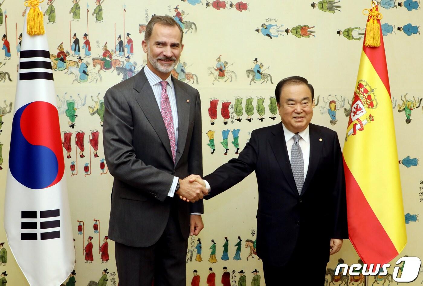 문희상 국회의장(오른쪽)이 24일 오전 서울 여의도 국회를 방문한 펠리페 6세 스페인 국왕에과 국회 접견실에서 악수를 나누고 있다. 2019.10.24/뉴스1 ⓒ News1 국회사진취재단