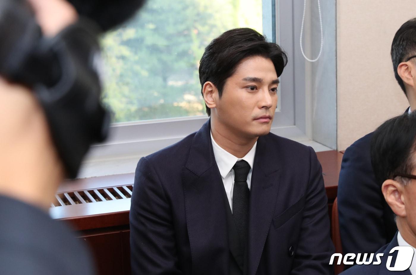 본문 이미지 - 버닝썬 최초제보자 김상교씨가 24일 서울 여의도에서 열린 행정안정위원회의 행전안전부, 중앙선거관리위원회, 경찰청, 인사혁신처 종합감사에 참고인으로 출석했다. 2019.10.24/뉴스1 ⓒ News1 이종덕 기자