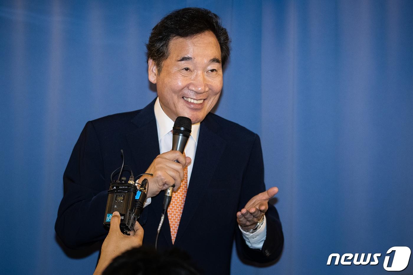 일본 방문을 마친 이낙연 총리가 24일 서울공항으로 돌아오는 공군 1호기에서 동행기자단과 간담회를 열고 아베 총리와의 회담 성과 등에 대해 설명하고 있다. 유승관 기자