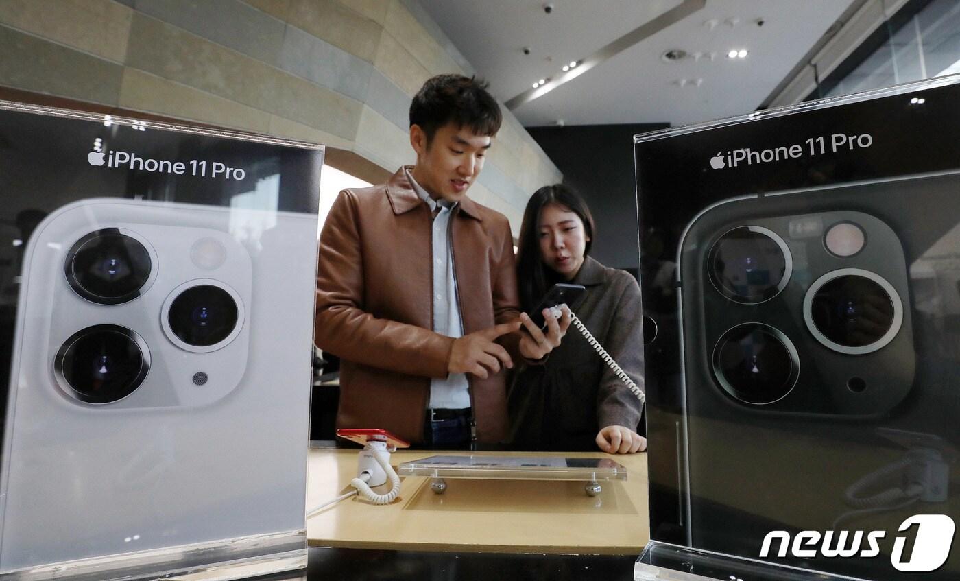 본문 이미지 - 아이폰11 국내 정식 출시일인 25일 오전 서울 광화문 KT스퀘어에서 고객들이 아이폰11을 살펴보고 있다. 2019.10.25/뉴스1 ⓒ News1 박세연 기자