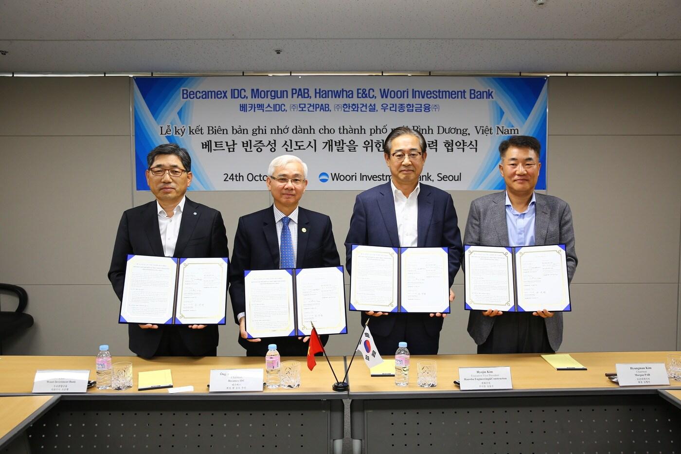 (왼쪽부터) 조운행 우리종합금융 대표이사, 베카멕스 팜 응옥 투언 회장, 한화건설 김효진 부사장, 모건피에이비 김형만 회장이 24일 우리금융남산타워에서 열린 ‘베트남 빈증신도시 개발사업 MOU’에서 기념촬영을 하고 있다(우리금융지주 제공).ⓒ 뉴스1