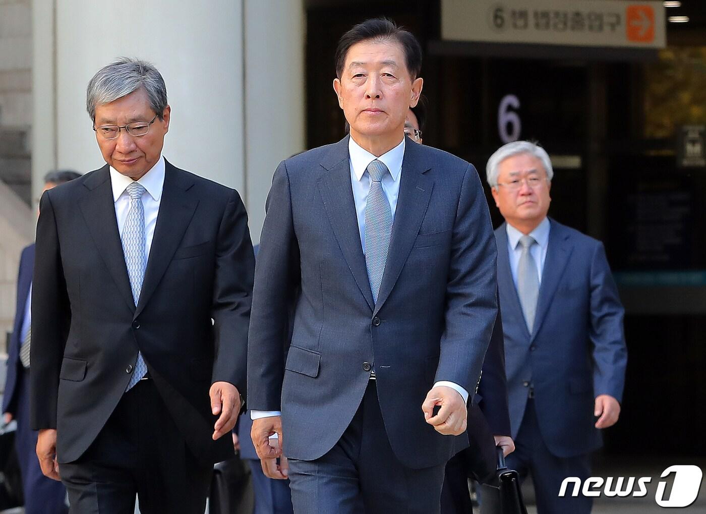 본문 이미지 - 장충기 전 삼성전자 미래전략실 차장(왼쪽부터), 최지성 전 삼성전자 미래전략실장. 2019.10.25/뉴스1 ⓒ News1 구윤성 기자