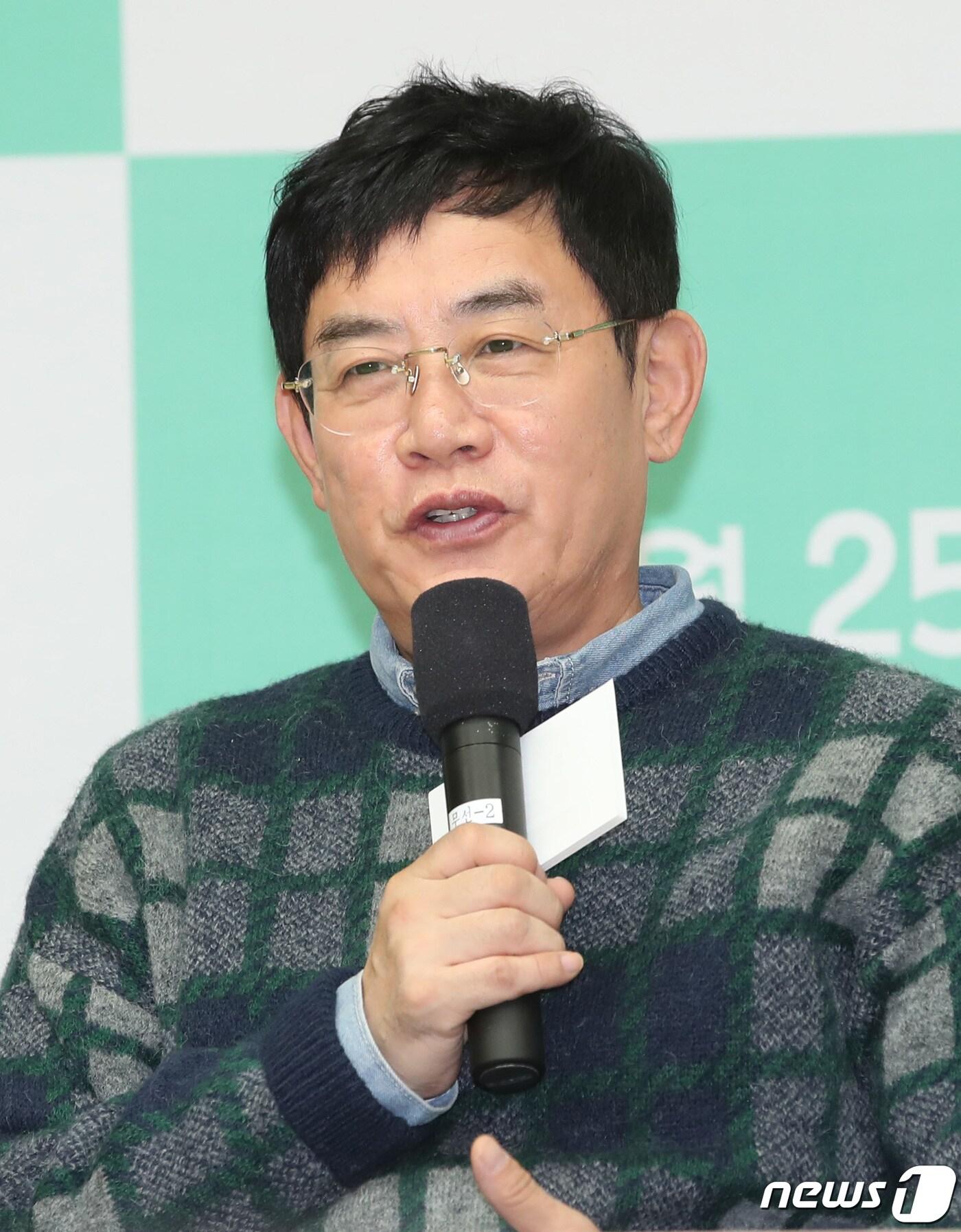 본문 이미지 - 방송인 이경규가 25일 서울 여의도 한국방송공사 신관에서 열린 KBS2 예능 프로그램 '신상출시 편스토랑' 제작발표회에 참석해 인사말을 하고 있다.  2019.10.25/뉴스1 ⓒ News1 권현진 기자