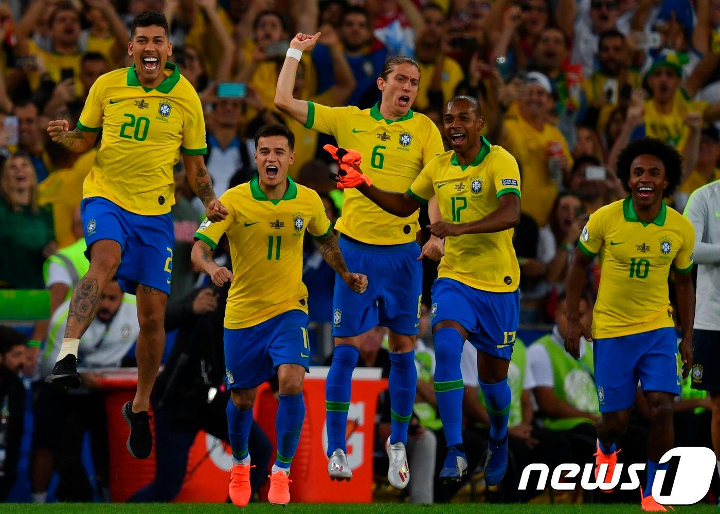 본문 이미지 - 벤투 감독이 이끄는 축구대표팀이 오는 11월 브라질과 평가전을 갖는다.  ⓒ AFP=뉴스1