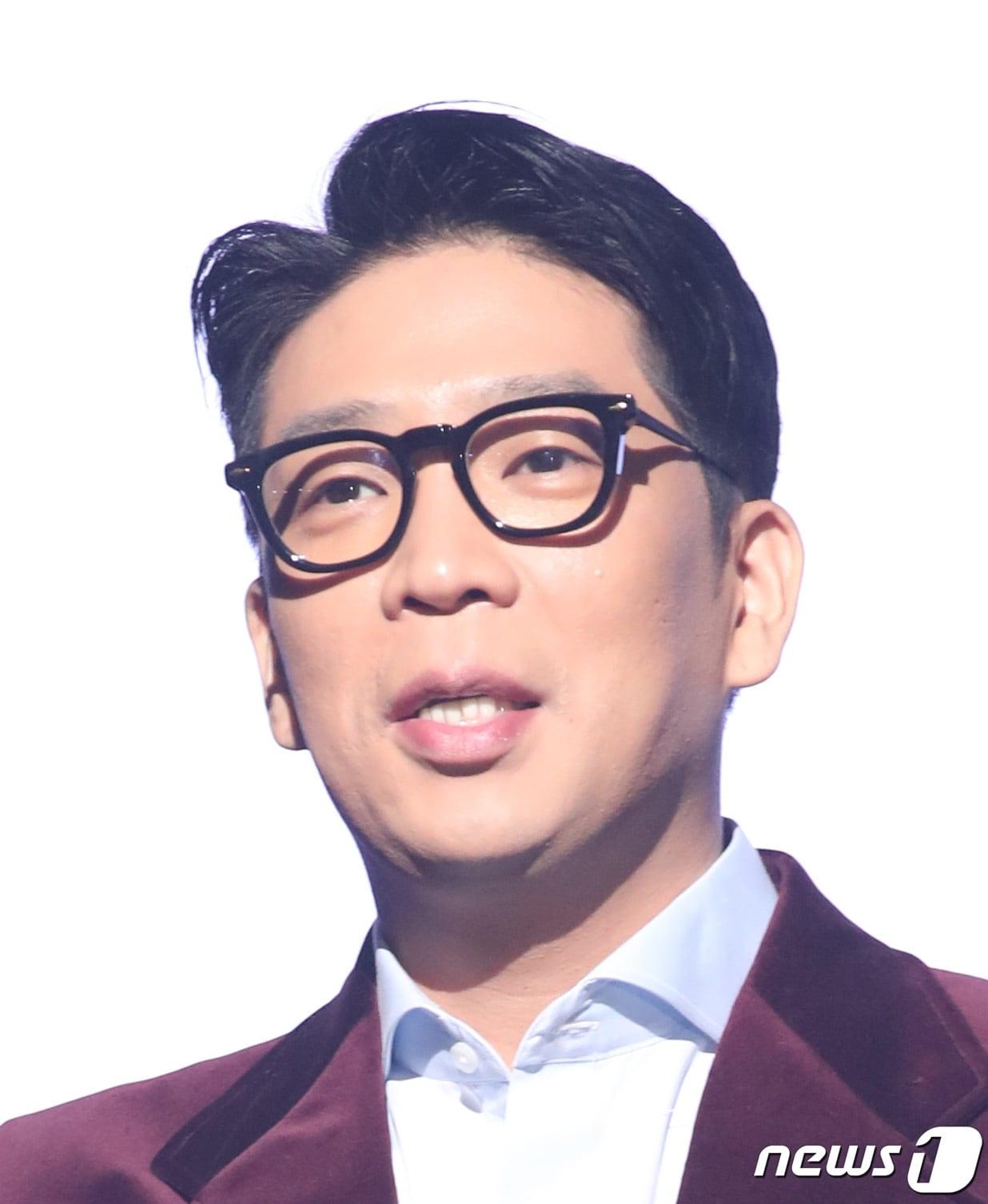 본문 이미지 - 래퍼 MC몽이 25일 오후 서울 광진구 YES24 라이브홀에서 열린 음감회에 참석해 포즈를 취하고 있다. MC몽은 지난 2010년 병역 기피 혐의로 논란이 되며 방송활동을 중단했다. 법원은 2012년 그에게 무혐의 판결을 내렸지만, 입대를 연기하려 했다는 이유로 집행유예를 선고했다. 2019.10.25/뉴스1 ⓒ News1 권현진 기자