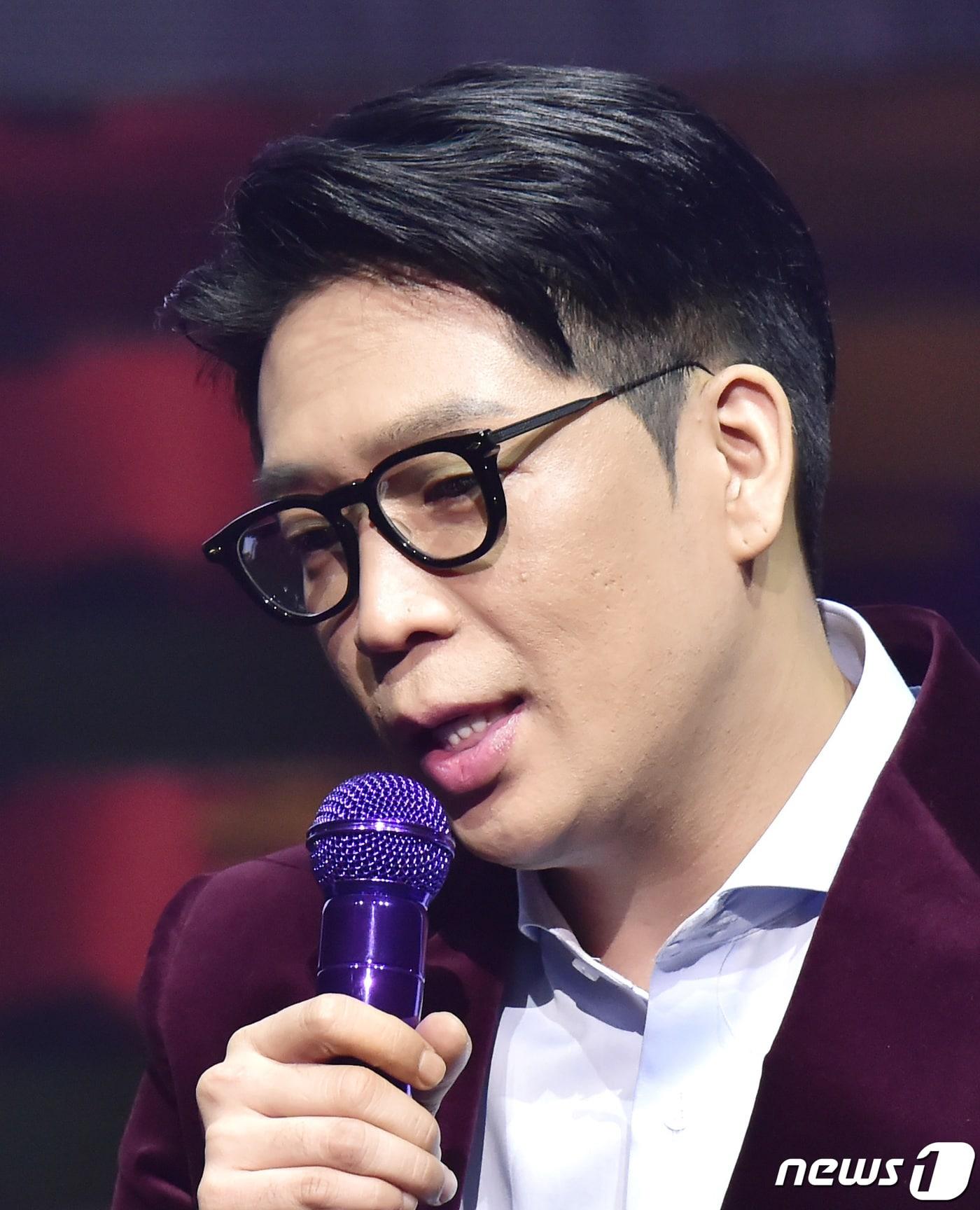 본문 이미지 - 래퍼 MC몽이 25일 오후 서울 광진구 YES24 라이브홀에서 열린 음감회에 참석해 인사말을 하고 있다. MC몽은 지난 2010년 병역 기피 혐의로 논란이 되며 방송활동을 중단했다. 법원은 2012년 그에게 무혐의 판결을 내렸지만, 입대를 연기하려 했다는 이유로 집행유예를 선고했다. 2019.10.25/뉴스1 ⓒ News1 권현진 기자