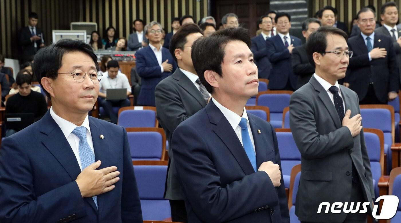 본문 이미지 - 이인영 더불어민주당 원내대표, 조정식 정책위 의장, 의원들이 25일 서울 여의도 국회에서 열린 의원총회에서 국민의례를 하고 있다. 2019.10.25/뉴스1 ⓒ News1 김명섭 기자