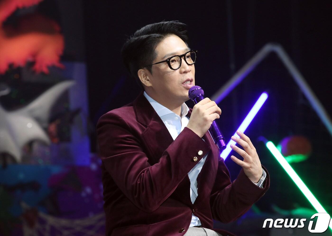 래퍼 MC몽이 25일 오후 서울 광진구 YES24 라이브홀에서 열린 음감회에 참석해 취재진 질문에 답하고 있다. MC몽은 지난 2010년 병역 기피 혐의로 논란이 되며 방송활동을 중단했다. 법원은 2012년 그에게 무혐의 판결을 내렸지만, 입대를 연기하려 했다는 이유로 집행유예를 선고했다. 2019.10.25/뉴스1 ⓒ News1 권현진 기자