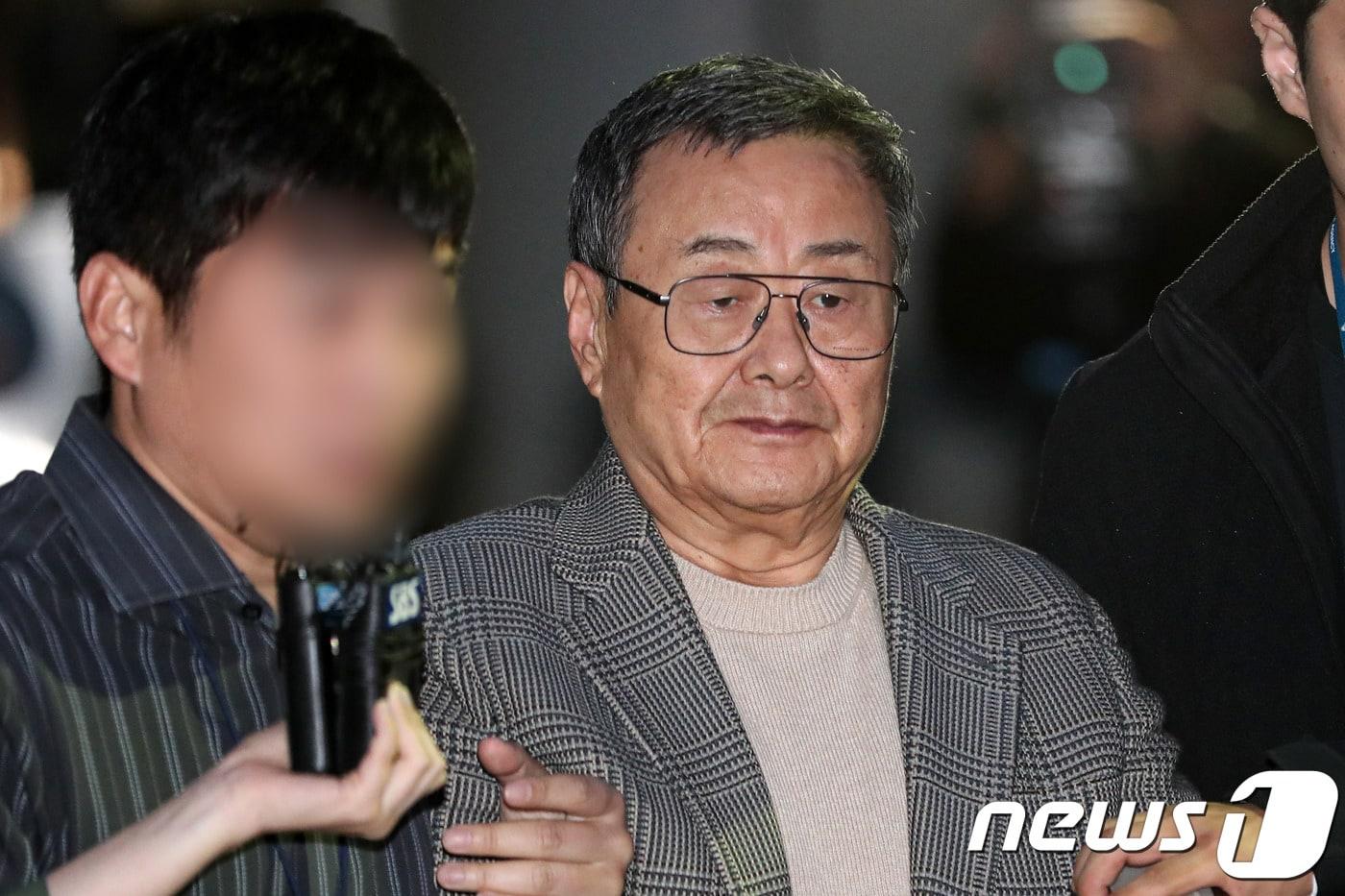 본문 이미지 - 가사도우미를 성폭행하고 비서를 추행한 혐의를 받는 김준기 전 동부그룹(현 DB그룹) 회장이 25일 오후 서울 서초구 서울중앙지방법원에서 열린 구속 전 피의자심문(영장실질심사)을 마치고 호송차량으로 향하고 있다. 2019.10.25/뉴스1 ⓒ News1 이승배 기자