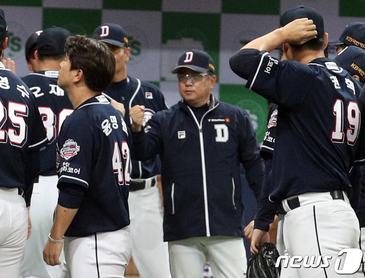 본문 이미지 - 키움 히어로즈와 한국시리즈에서 승리를 거둔 두산 김태형 감독이 선수들과 하이파이브를 하고 있다. /뉴스1 ⓒ News1 황기선 기자