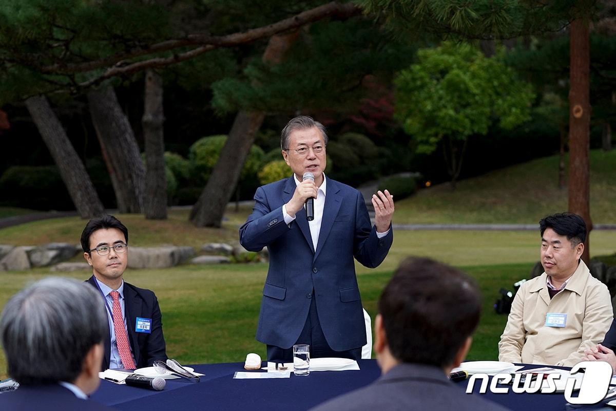 본문 이미지 - 문재인 대통령이 지난 10월25일 청와대 녹지원에서 열린 출입기자단 초청행사에 참석해 인사말 하고 있다. (청와대 제공) 2019.10.25/뉴스1