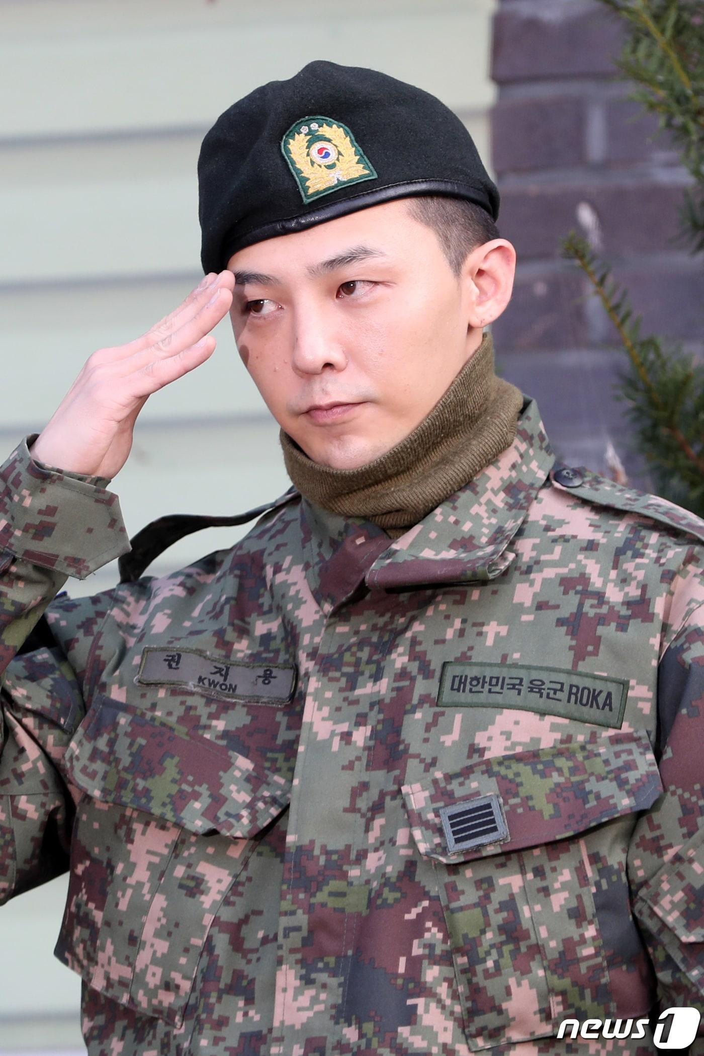본문 이미지 - 빅뱅 지드래곤(31·본명 권지용)이 26일 오전 경기도 용인시 육군지상작전사령부에서 현역 제대하며 경례하고 있다. 당초 지드래곤은 그간 군 복무를 했던 강원도 철원군 백골부대에서 제대할 예정이었으나 철원이 아프리카돼지열병(ASF) 바이러스 검출 접경지라 여러가지 상황을 고려해 지드래곤의 전역 장소를 철원에서 용인으로 변경했다. 2019.10.26/뉴스1 ⓒ News1 조태형 기자