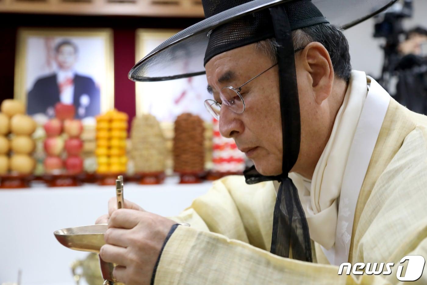 본문 이미지 - 26일 경북 구미시 박정희 전 대통령 생가에서 열린 '박정희 대통령 서거 40주기 추도식'에 초헌관으로 참석한 장세용 시장이 박 전 대통령 영전 앞에서 예를 올리고 있다. 장 시장은 "첨단공업도시 50년의 역사를 태동시킨 박정희 대통령의 풍운의 삶을 되돌아보면서 세상의 변화를 두려워하지 않은 실용주의적 혁신가로 박 전 대통령을 기억하고 난국을 돌파할 지침으로 삼겠다＂고 말했다. 2019.10.26/뉴스1 ⓒ News1 정우용 기자