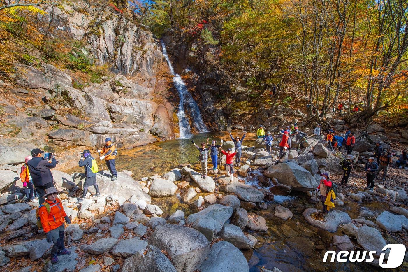 본문 이미지 - 지난 2019년 강원도 고성군에서 열린 설악산 울산바위(말굽폭포) 탐방행사 당시(고성군 제공, 재판매 및 DB 금지)