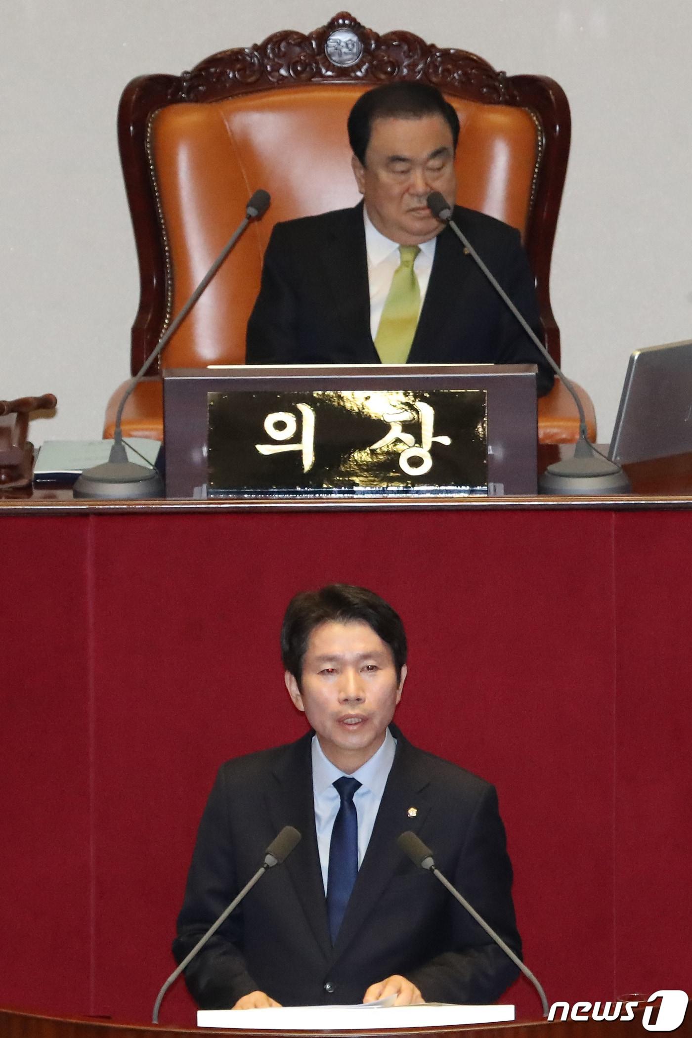 본문 이미지 - 이인영 더불어민주당 원내대표가 28일 오전 서울 여의도 국회 본회의장에서 열린 제371회국회(정기회) 제7차 본회의에서 교섭단체 대표연설을 하고 있다. 2019.10.28/뉴스1 ⓒ News1 임세영 기자