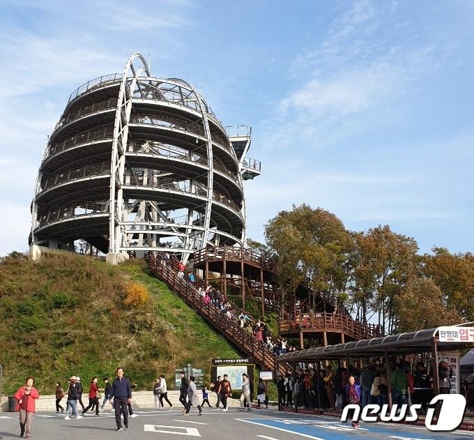 본문 이미지 - 2017년 7월 개장한 충북 단양 만천하스카이워크 방문객이 크게 늘면서 지역의 경기활성화를 견인하고 있다.ⓒ 뉴스1