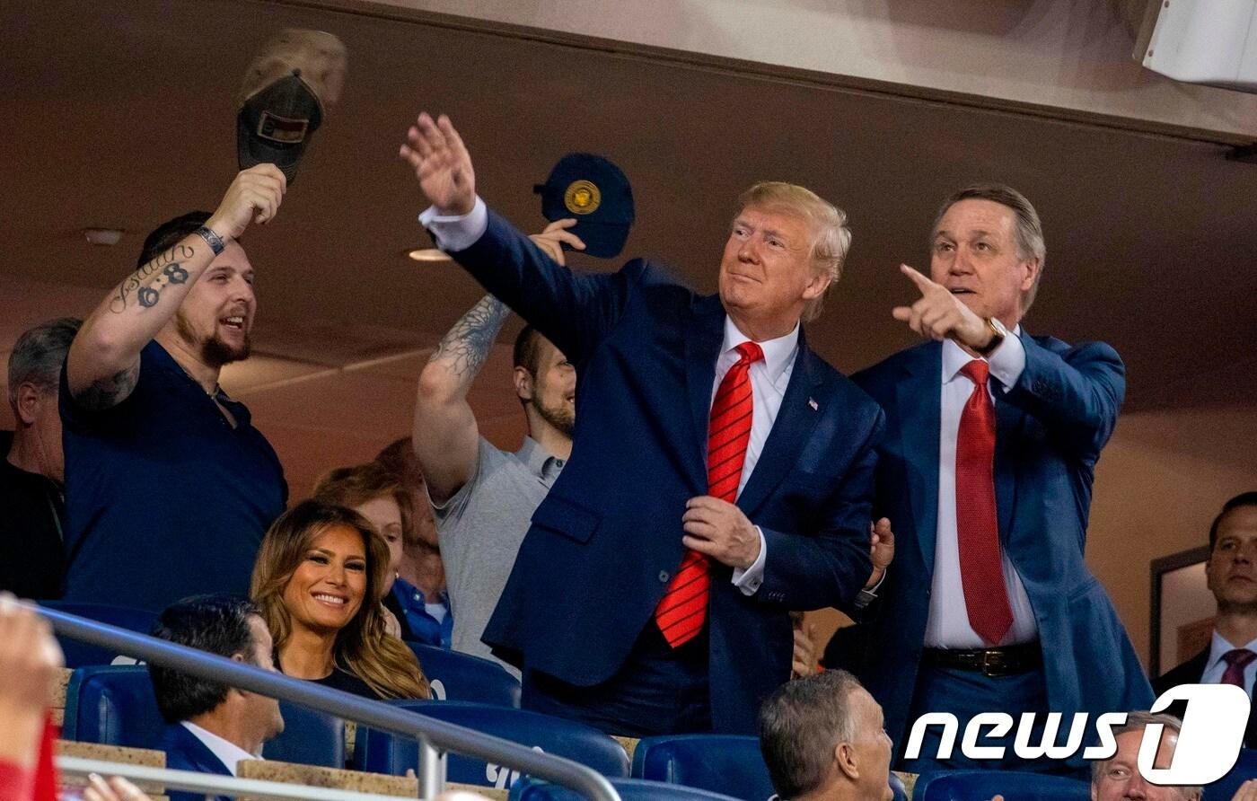 본문 이미지 - 도널드 트럼프 미국 대통령과 부인 멜라니아 여사가 27일(현지시간) MLB 월드시리즈 휴스턴 애스트로스와 워싱턴 내셔널스의 5차전 경기가 열리는 워싱턴의 내셔널스 파크에서 데이비드 퍼듀 상원의원과 관람을 하고 있다. ⓒ AFP=뉴스1 ⓒ News1 우동명 기자