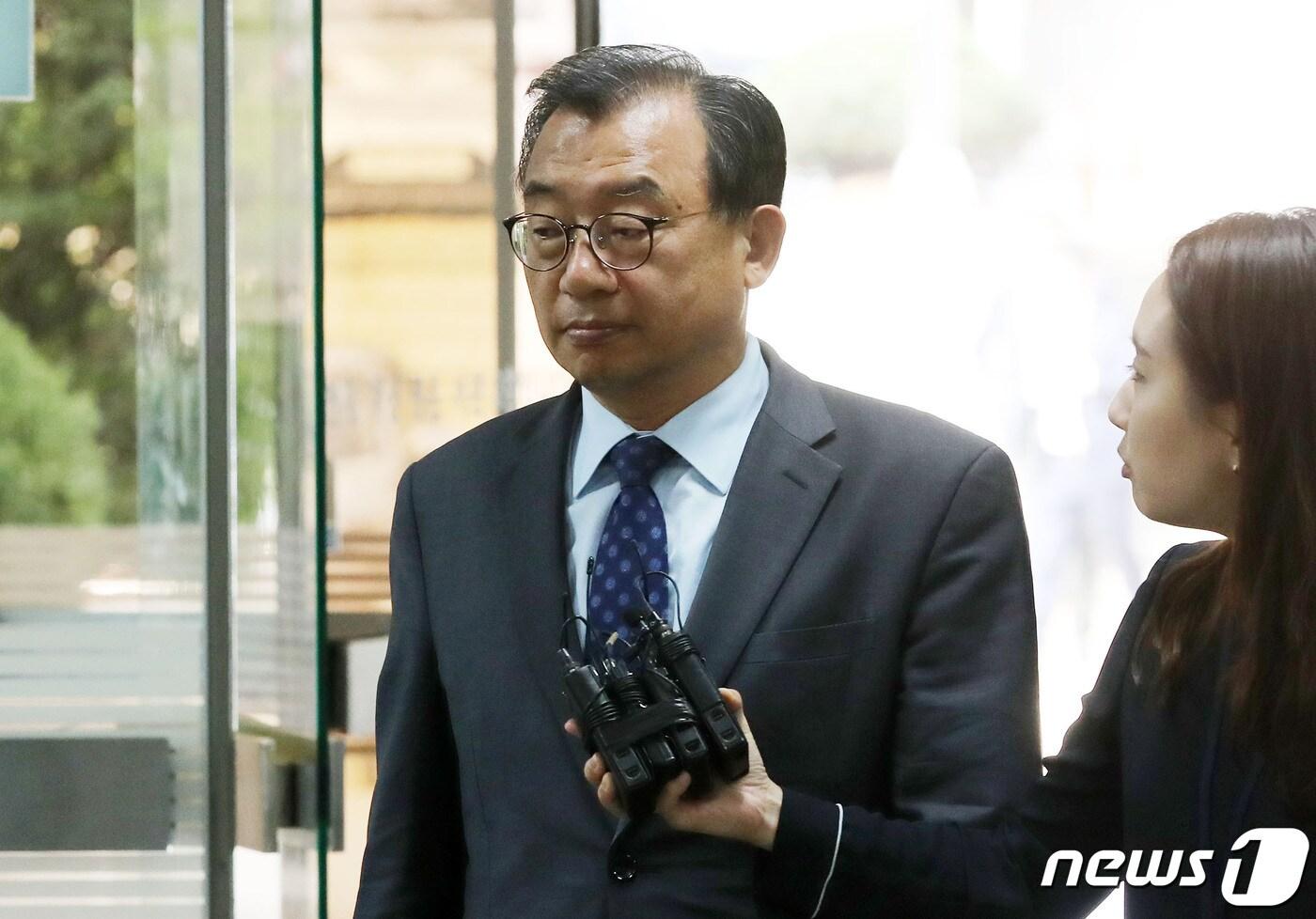 본문 이미지 - 이정현 무소속 국회의원이 28일 오후 서울 서초구 서울중앙지방법원에서 열린 '세월호 보도개입' 관련 방송법 위반 항소심 선고기일에 출석하고 있다. 2019.10.28/뉴스1 ⓒ News1 이승배 기자
