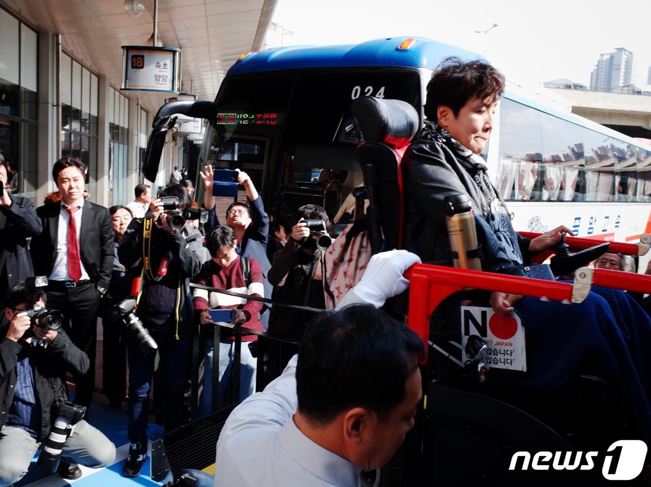 본문 이미지 - '휠체어 탑승가능 고속버스' 시범사업 첫날인 28일 오전 서울 서초구 반포동 강남고속버스터미널 경부선 강릉행 버스에 장애인 2명이 처음 승차하고 있다.  2019.10.28/뉴스1 ⓒ News1 황덕현 기자