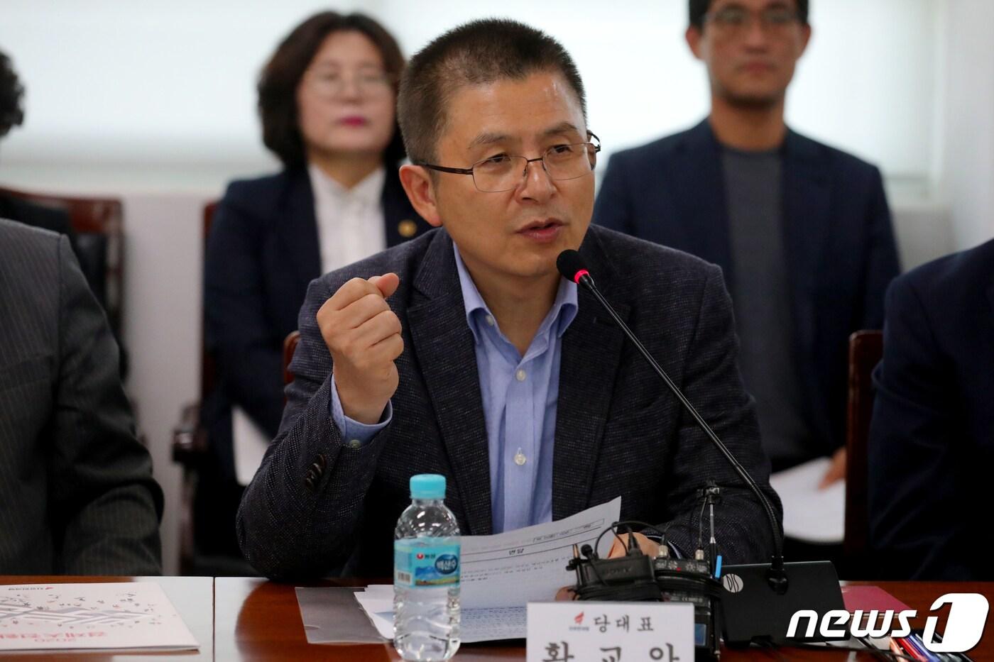 본문 이미지 - 28일 오후 황교안 자유한국당 대표가 강원도 원주시 문막읍 동화산업단지에서 열린 '민부론 강원설명회 및 기업인 간담회'에서 발언하고 있다.2019.10.28/뉴스1 ⓒ News1 장시원 인턴기자