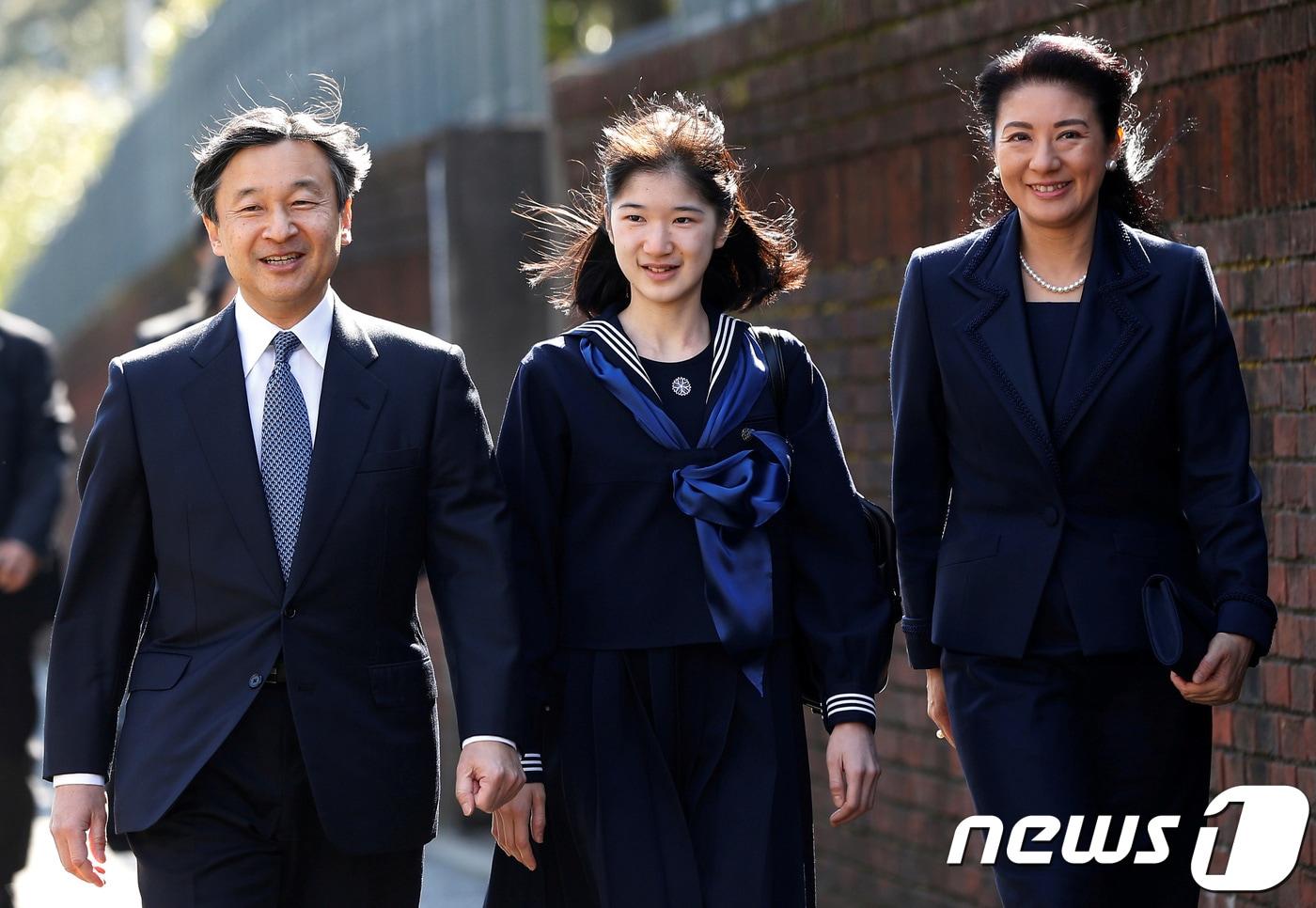 본문 이미지 - 아이코 공주의 중학교 졸업식에 참석하는 나루히토 일왕(왼쪽)과 마사코 왕비(오른쪽) ⓒ 로이터=뉴스1