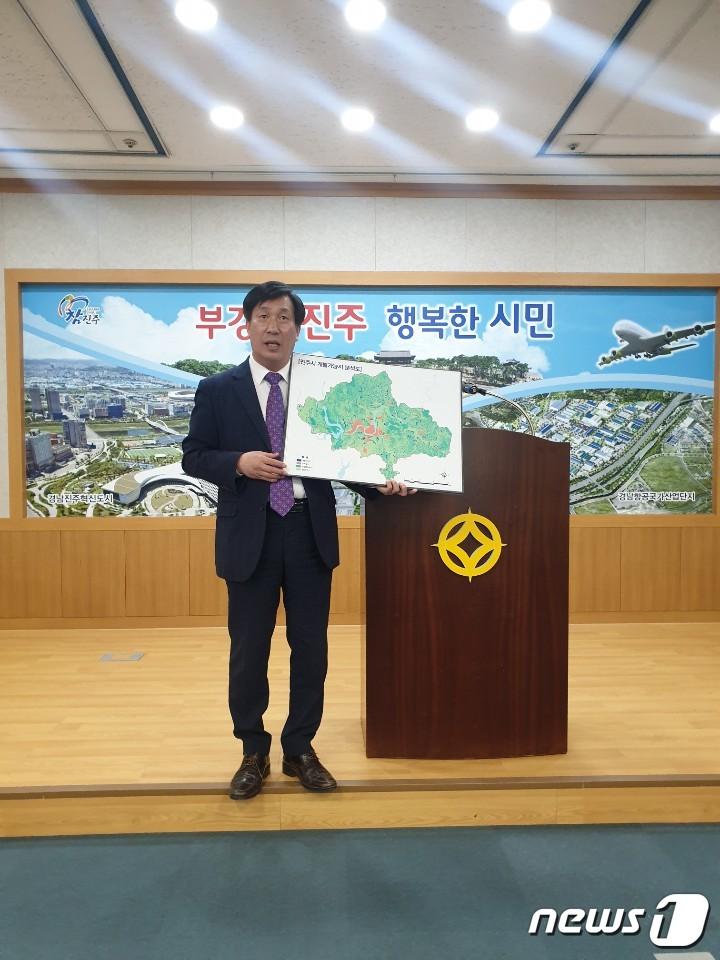 본문 이미지 - 류재수 진주시의원이 28일 기자회견을 열고 진주시 개발가능지 면적에 대해 설명하고 있다. ⓒ 뉴스1