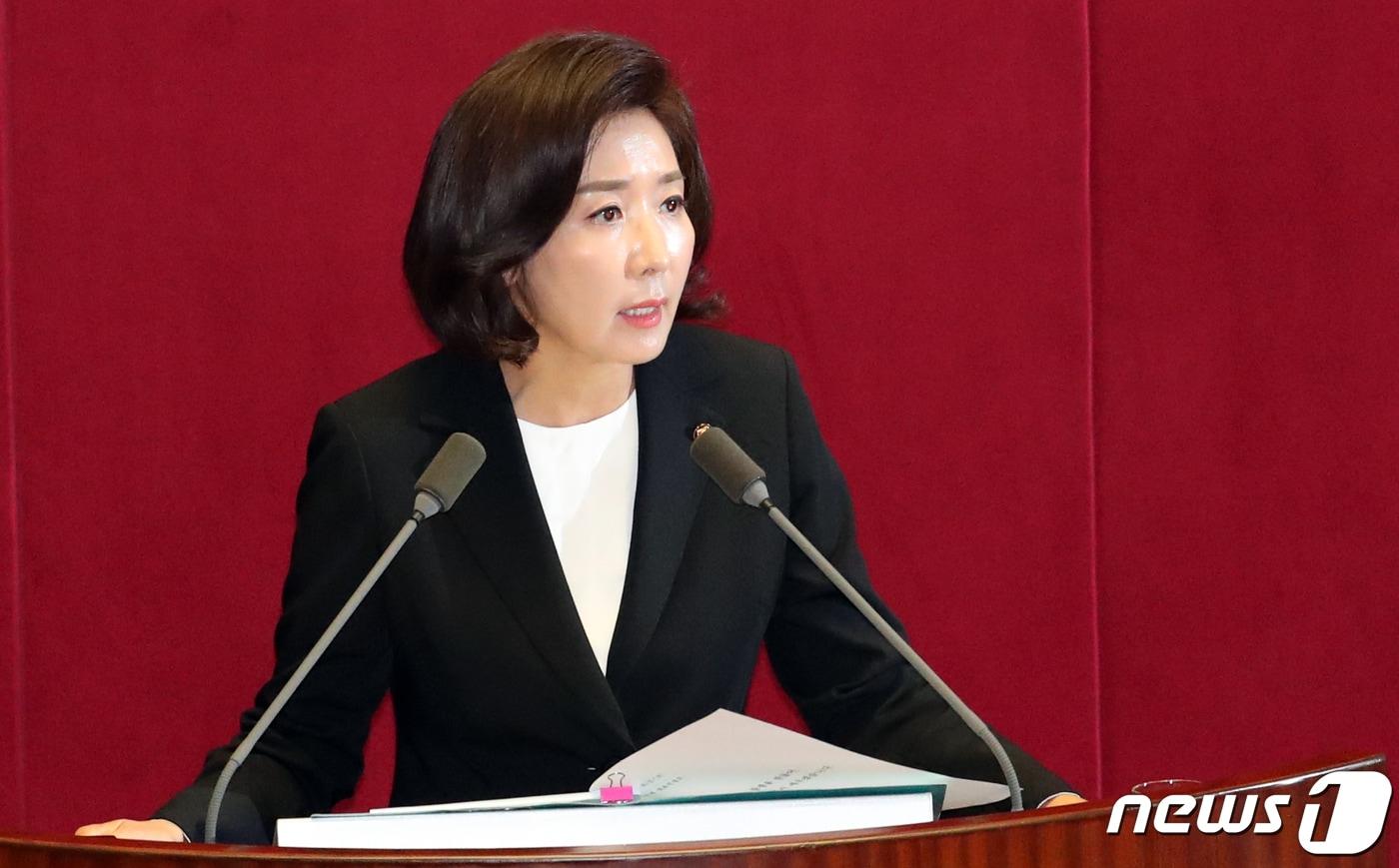 본문 이미지 - 나경원 자유한국당 원내대표가 29일 서울 여의도 국회에서 열린 제371회 국회 (정기회) 제8차 본회의에서 교섭단체 대표 연설을 하고 있다. ⓒ News1 김명섭 기자