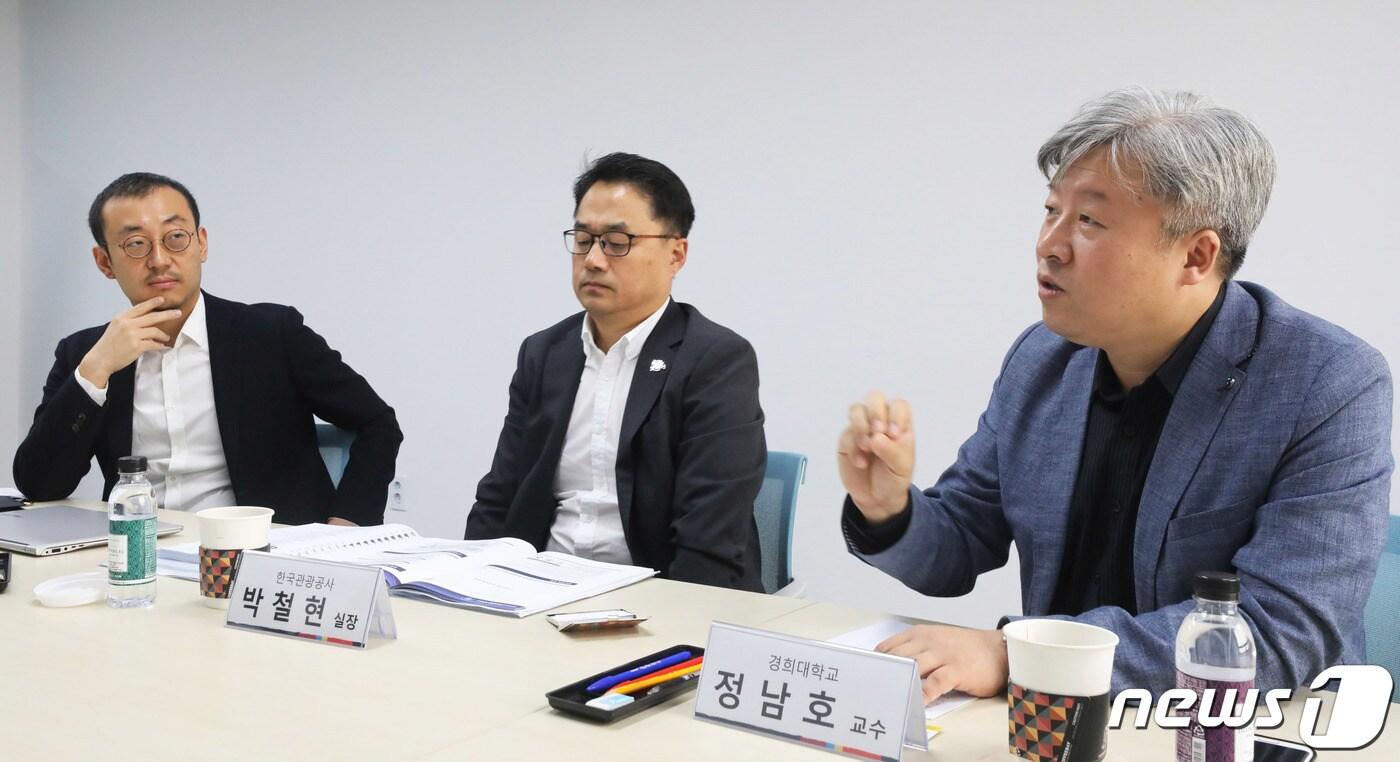 본문 이미지 - 양박사 익스피디아 코리아 이사(왼쪽부터)와 박철현 한국관광공사 실장, 정남호 경희대학교 교수가 29일 오전 서울 중구 한국관광공사 서울센터에서 열린 관광전문가 좌담회 '여행의 미래'에서 발언을 하고 있다. 2019.10.29/뉴스1 ⓒ News1 이재명 기자