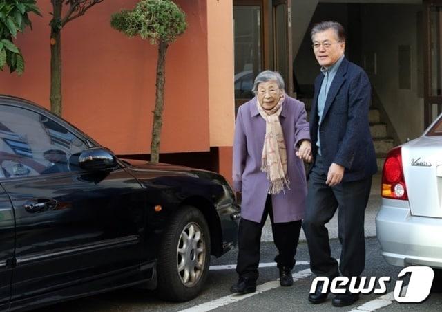 본문 이미지 - 문재인 대통령이 지난 2016년 12월 25일 모친 강한옥 여사와 성탄미사를 드리러 가고 있다. (문재인 대통령 공식 블로그 제공) 2019.10.29/뉴스1