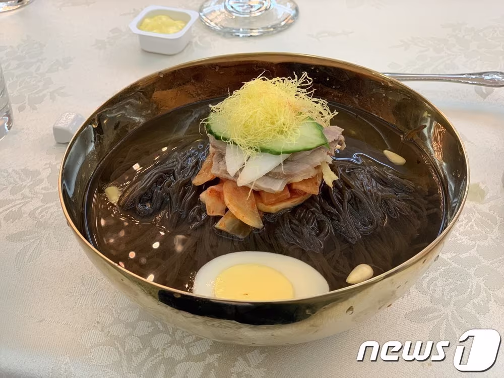본문 이미지 - 평양 옥류관에서 제공되는 평양냉면의 모습. 2019.10.29/뉴스1 ⓒ News1 사진공동취재단